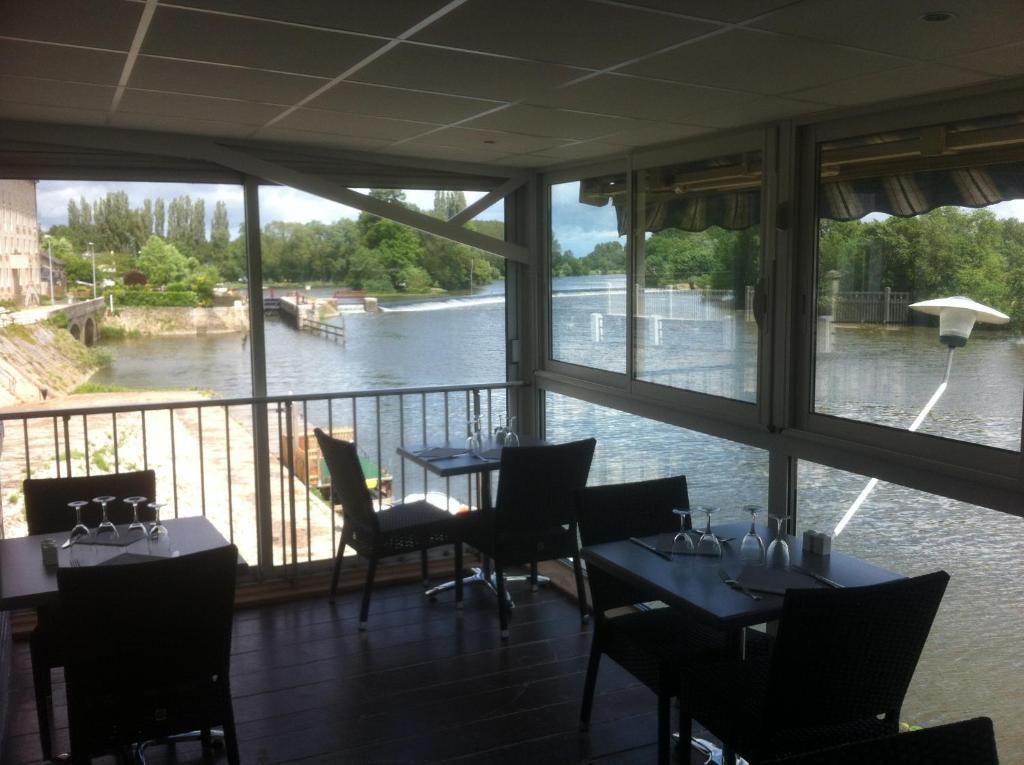 Les Ondines Hotel Les Hauts-d'Anjou ภายนอก รูปภาพ